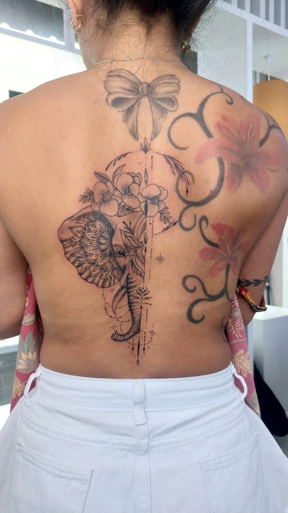 A full-back tattoo in Kuta is a bold commitment and requires careful consideration. Walk-in services are available for custom designs, with guidance on size, placement, and detail. Understand the time, pain, and aftercare involved before taking the plunge into this large-scale tattoo art.