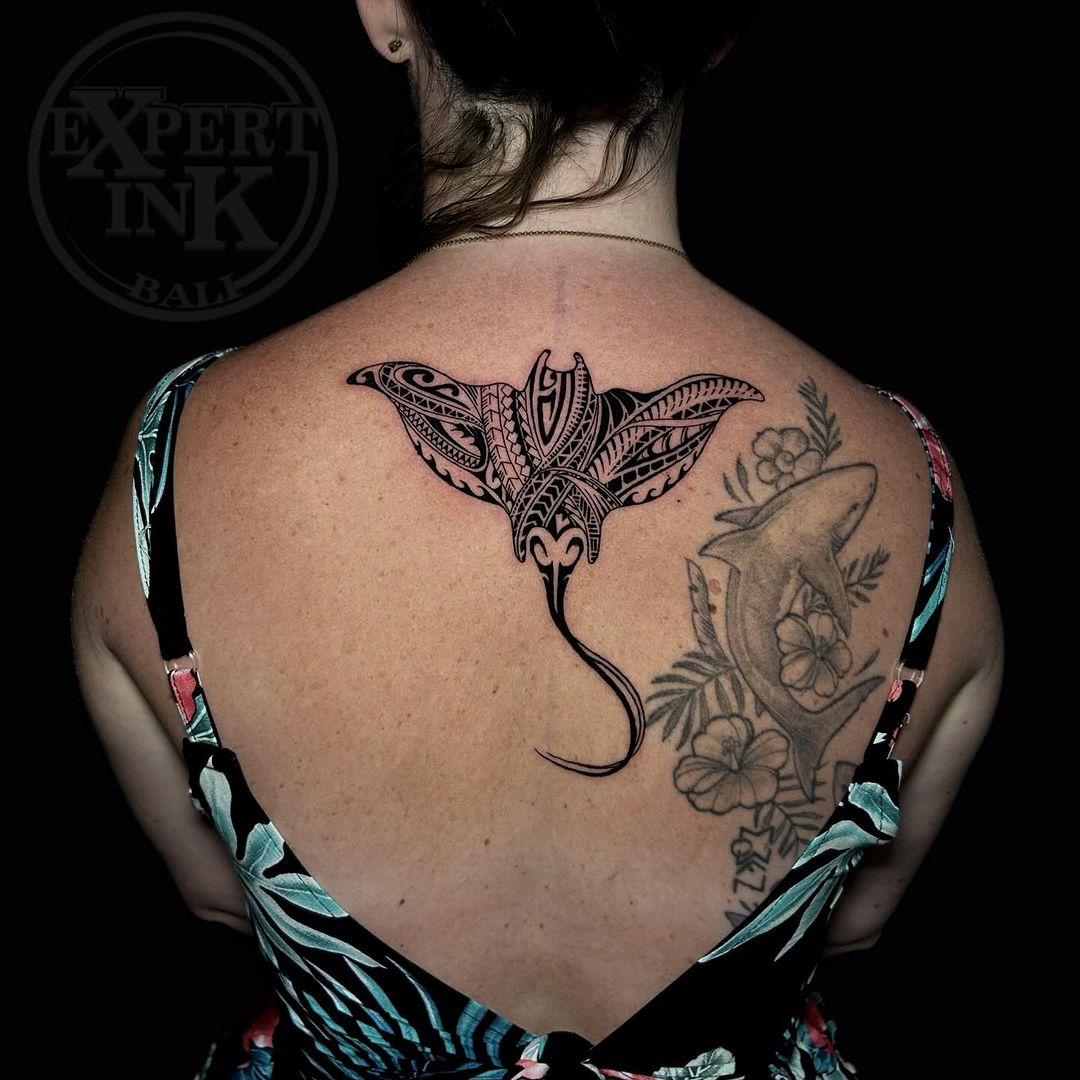 Black and colour tattoos in Kuta offer diverse options for every style. Walk-in services help you choose the perfect design, whether bold black ink or vibrant colours. Work with artists to find the ideal tattoo that suits your personality and taste.