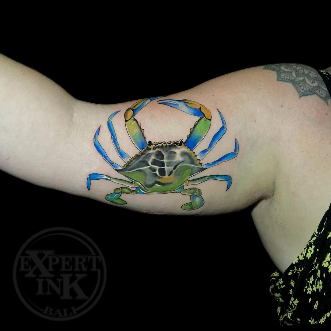 Black and colour tattoos in Kuta offer diverse options for every style. Walk-in services help you choose the perfect design, whether bold black ink or vibrant colours. Work with artists to find the ideal tattoo that suits your personality and taste.