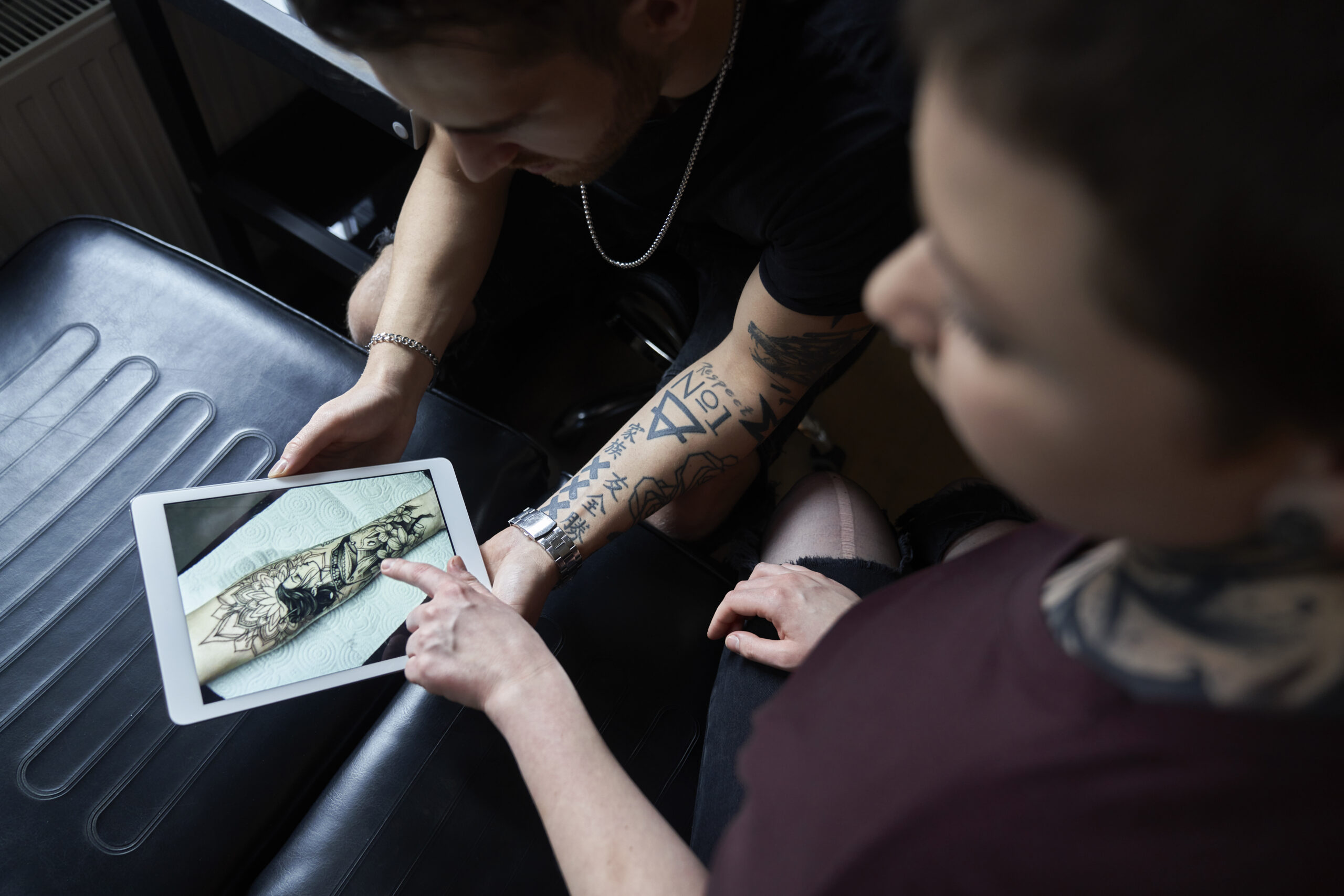 Tattoo health and safety in Bali are crucial for a safe and enjoyable experience. Ensure the studio follows proper hygiene practices, uses sterilized equipment, and employs experienced artists. Walk-in services in Bali prioritize your safety, providing a clean and professional environment for your tattoo.