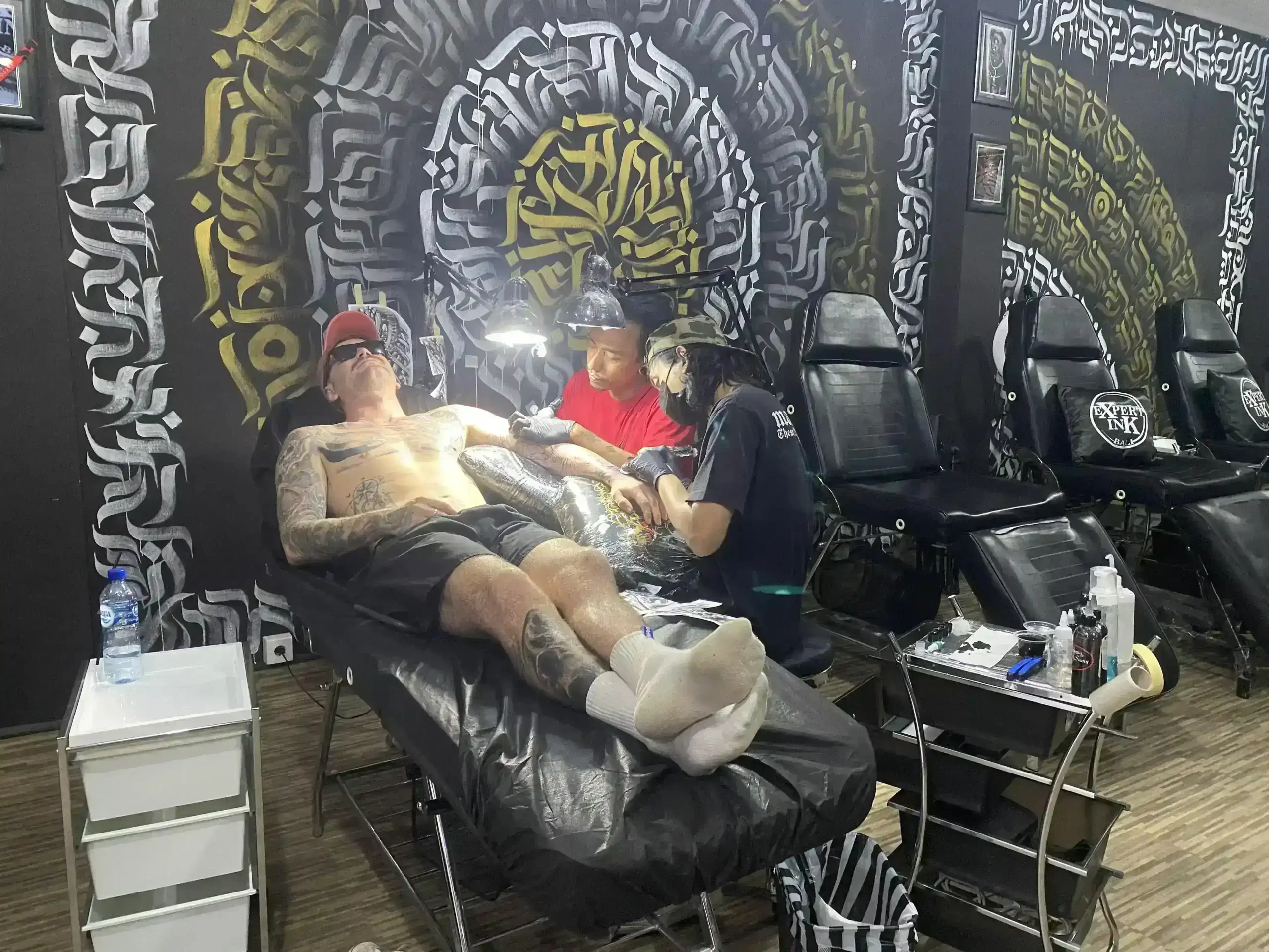 Walk-in tattoo options in Kuta offer flexibility and spontaneity for visitors. Ideal for travelers seeking last-minute tattoos without the hassle of appointments. Convenient, quick, and perfect for those exploring Kuta's vibrant tattoo scene.